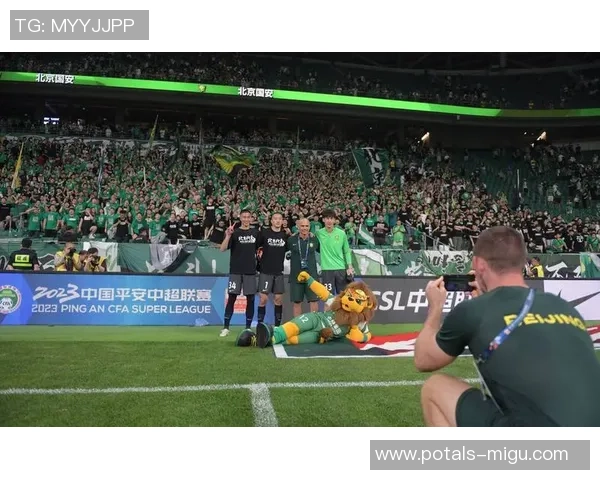 华拿伦加与侯的精彩对决揭示足球战术与团队合作的完美结合